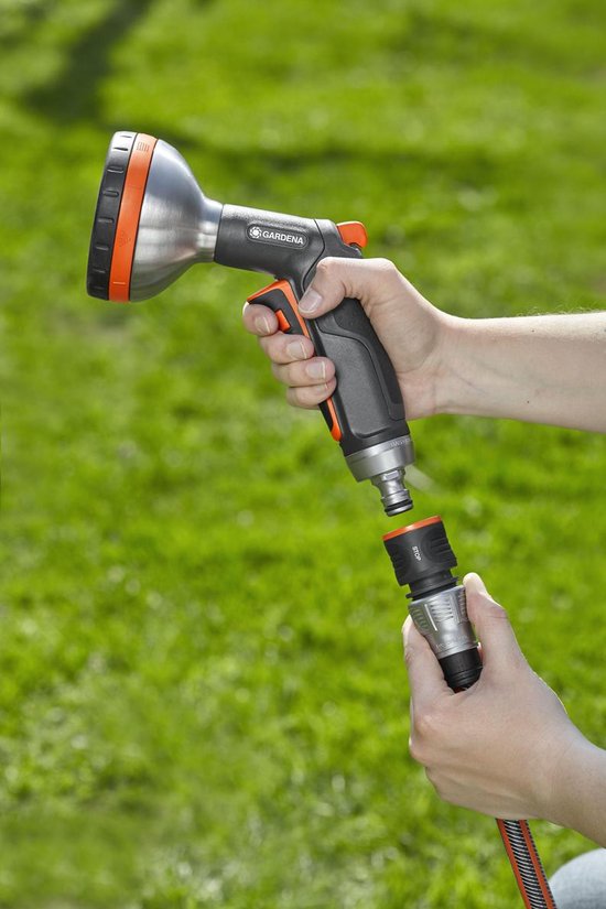 Handen koppelen tuinslang aan spuitpistool