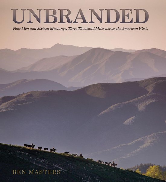 Boekomslag met de titel 'Unbranded' over bergen, met ruiters en paarden op een heuvelrug.