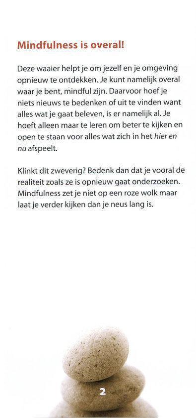 Stapel van drie ronde, platte stenen, met nummer 2 op de onderste steen.