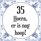 Verjaardag Tegeltje met Spreuk (35 jaar: Hoera! Er is nog hoop! 35! + cadeau verpakking & plakhanger