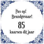 Verjaardag Tegeltje met Spreuk (85 jaar: Pas op! brandgevaar! 85 kaarsen dit jaar! + cadeau verpakking & plakhanger