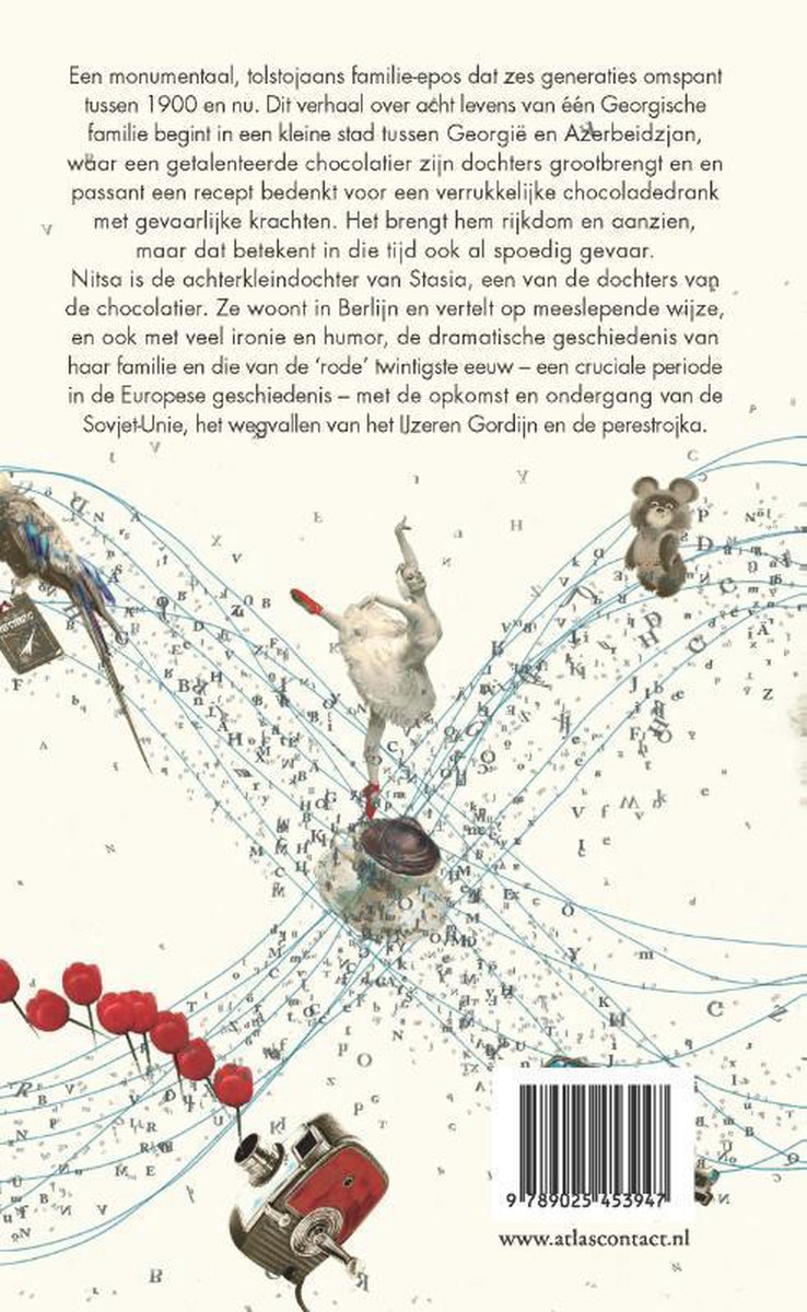 Boekomslag: Collage van een camera, twee vogels, een beer en rode bessen op een achtergrond met letters.