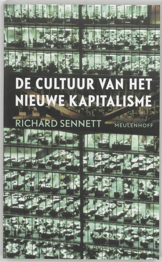 Livre 'De Cultuur Van Het Nieuwe Kapitalisme' de Richard Sennett, avec un bâtiment rempli de bureaux en arrière-plan.