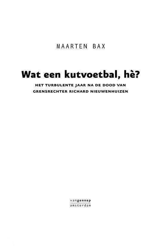 Boekcover met titel 'Wat een kutvoetbal, hè?' en subtitel 'Het turbulente jaar na de dood van grensrechter Richard Nieuwenhuizen'.