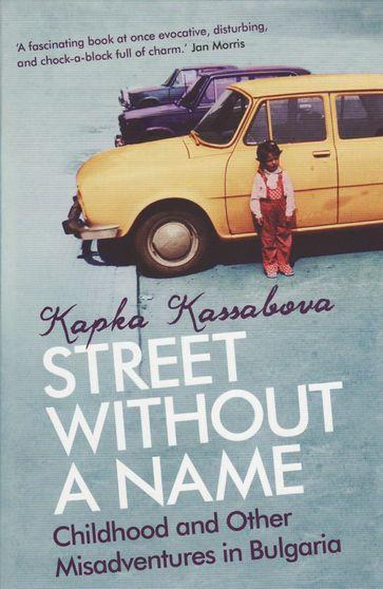 Boek 'Street Without a Name' van Kapka Kassabova, met een geel en paars voertuig en een kind.