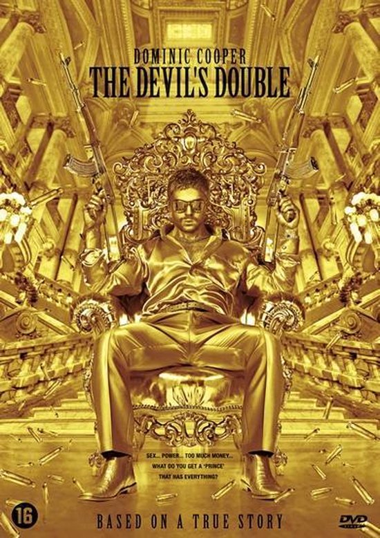 Dominic Cooper zit in een gouden troon met twee geweren. "The Devil's Double". Gebaseerd op een waargebeurd verhaal.
