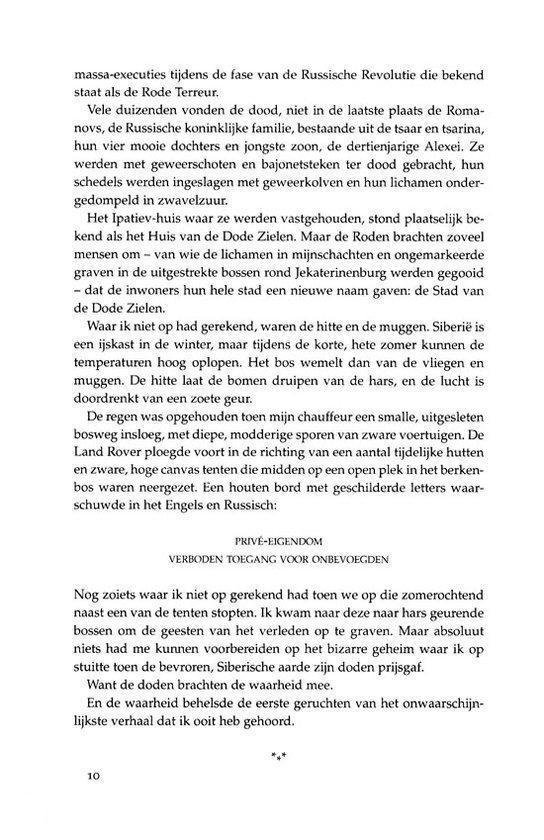 Boekomslag van Het Romanov mysterie met tekst over de Russische Revolutie, de Romanovs en de Rode Terreur, met een illustratie van een bos en tenten.