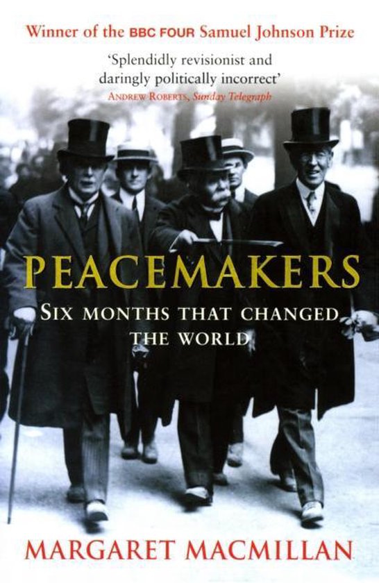 Boekomslag met de titel 'Peacemakers: Six Months That Changed The World' door Margaret MacMillan. Vier mannen in pak met hoge hoeden.