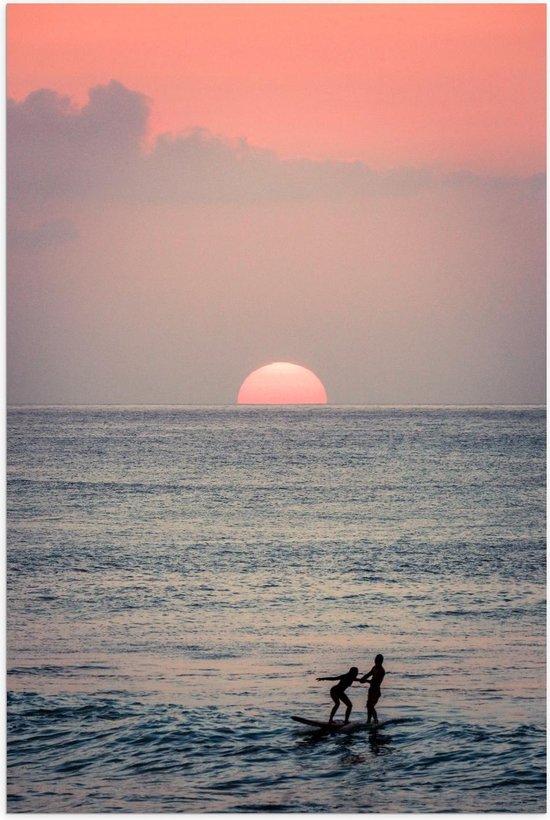 Poster – Surfende Mensen op de Zee Tijdens een Mooie Zonsondergang - 40x60cm Foto op Posterpapier