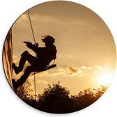 Dibond Wandcirkel - Man Abzeilend met Zonsondergang - 30x30cm Foto op Aluminium Wandcirkel (met ophangsysteem)