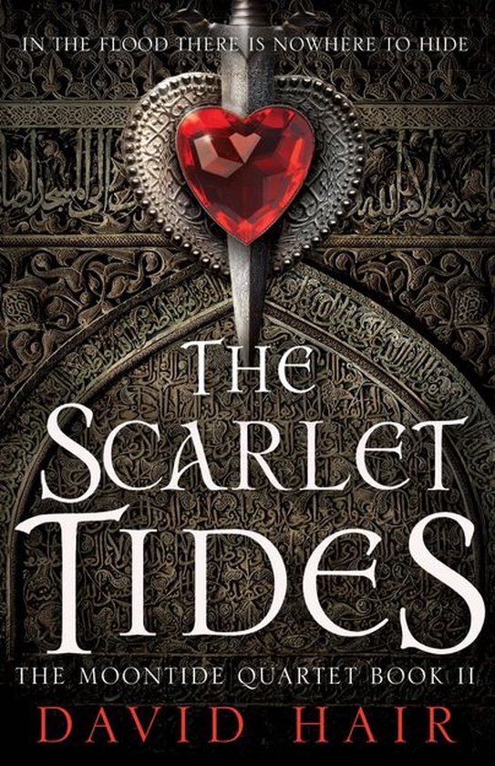 Boekcover: De titel 'The Scarlet Tides' in witte letters op een donkere achtergrond met arabeske patronen. Een zwaard doorboort een rood hart.