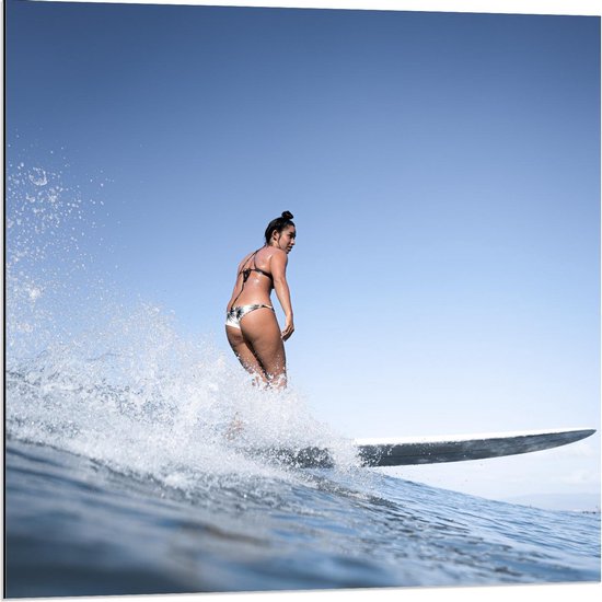 Dibond - Vrouw op Golf met Surfplank - 80x80cm Foto op Aluminium (Met Ophangsysteem)