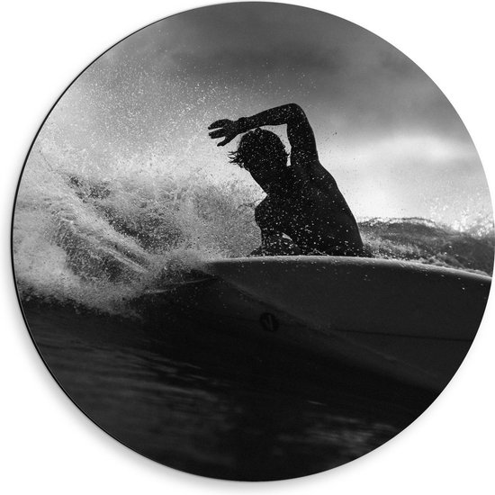 Dibond Wandcirkel - Zwart Wit Foto van Surfer in het Water - 50x50cm Foto op Aluminium Wandcirkel (met ophangsysteem)