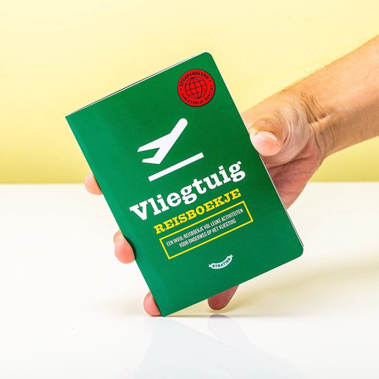 Groen reisboekje met 'Vliegtuig Reisboekje' en activiteiten voor in het vliegtuig.