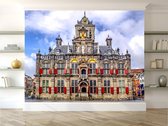 Professioneel Fotobehang Delft Stadhuis - blauw rood - Sticky Decoration - fotobehang - decoratie - woonaccessoires - inclusief gratis hobbymesje - 445 cm breed x 300 cm hoog - in 7 verschill