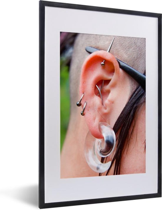 Photo en cadre - Homme avec piercings et bijoux dans son oreille cadre  photo 40x60 cm... | bol.com