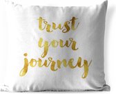 Buitenkussens - Tuin - Motiverende quote Trust your journey op een witte achtergrond - 45x45 cm
