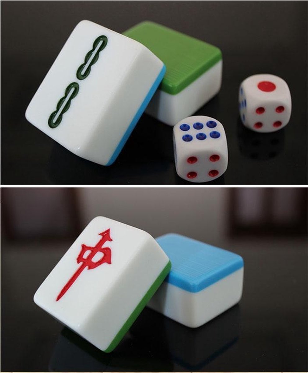 Un gros plan de carreaux de mahjong dans une ancienne boîte colorée