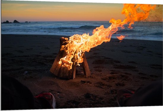 Dibond - Kampvuur op het Strand - 120x80cm Foto op Aluminium (Met Ophangsysteem)