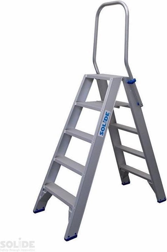 Zilverkleurige dubbele aluminium trap met 5 treden en beugel, blauwe voetjes.
