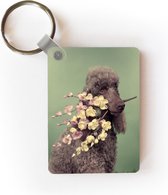 Sleutelhanger - Vintage portret van een poedel met een tak met bloemen in zijn bek - Uitdeelcadeautjes - Plastic