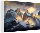 Canvas Schilderij Zonnestralen over besneeuwde bergen in Patagonië - 120x80 cm - Wanddecoratie