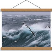 Schoolplaat – Zwerm Vogels op Wilde Zee - 40x30cm Foto op Textielposter (Wanddecoratie op Schoolplaat)
