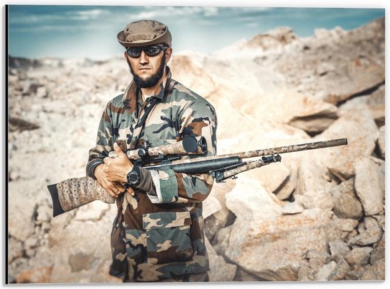 Dibond - Militair Met Groot Geweer en Camouflage Pak - 40x30cm Foto op Aluminium (Met Ophangsysteem)