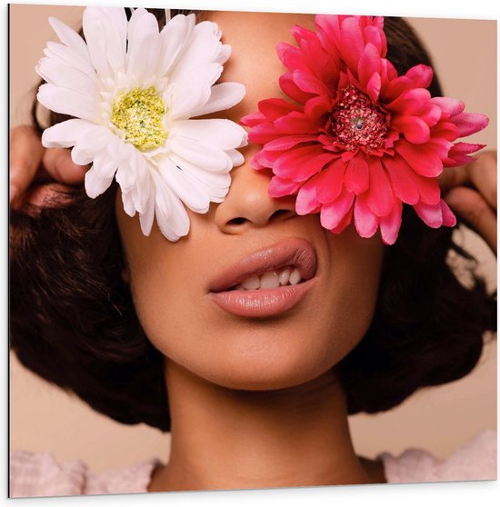 Dibond - Vrouw met Roze Bloemen - 100x100cm Foto op Aluminium (Met Ophangsysteem)
