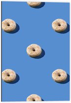 Dibond - Donut's op Blauwe Achtergrond - 40x60cm Foto op Aluminium (Wanddecoratie van metaal)