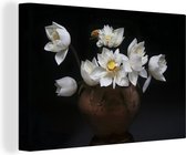 Canvas Schilderij Witte lotussen in een vaas - 120x80 cm - Wanddecoratie