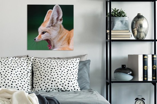 Zijaanzicht van een gapende woestijnvos Canvas 50x50 cm - Foto print op Canvas schilderij (Wanddecoratie woonkamer / slaapkamer) / Wilde dieren Canvas Schilderijen