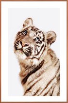 JUNIQE - Poster met kunststof lijst King in the Making -60x90 /Geel &