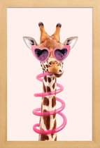 JUNIQE - Poster met houten lijst Dorstige Giraffe -13x18 /Bruin & Roze