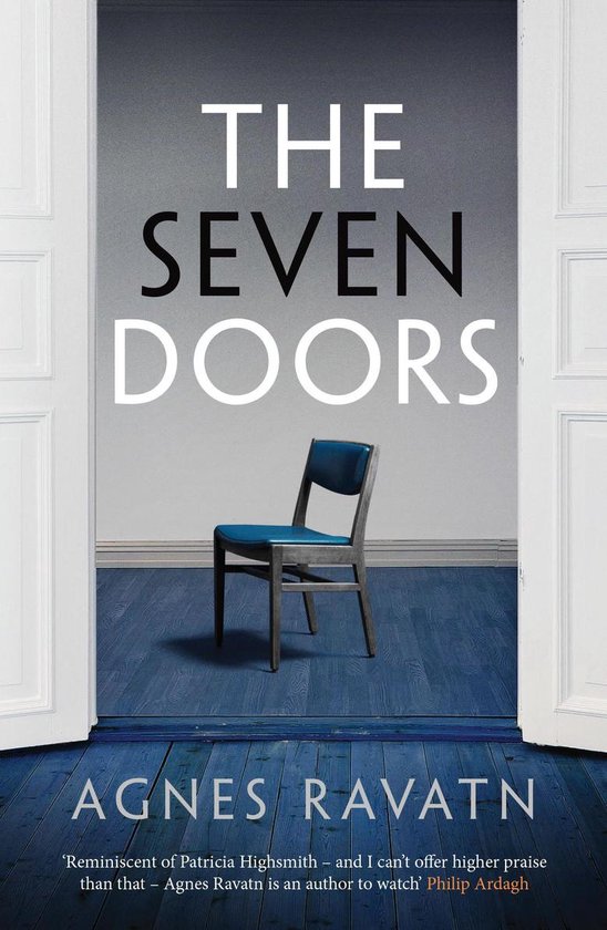 Boek met de titel 'THE SEVEN DOORS' van Agnes Ravatn. Een blauwe stoel staat in het midden van een kamer met een houten vloer.