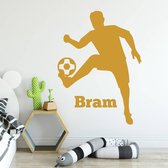 Muursticker Voetbalspeler - Goud - 40 x 53 cm - baby en kinderkamer - naam stickers baby en kinderkamer alle