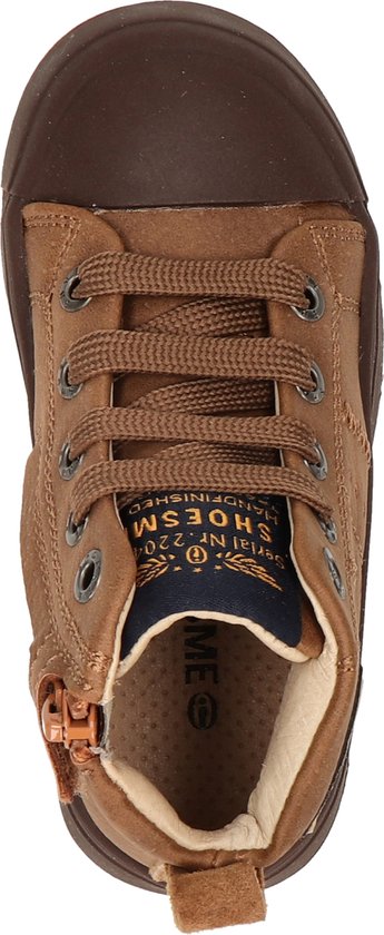 Bovenaanzicht van bruine leren hoge sneakers met veter- en ritssluiting. Label met 'Shoesme Vintage'.