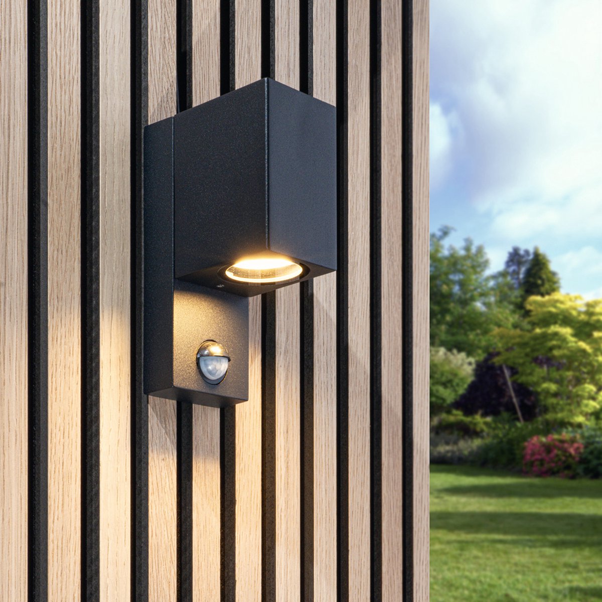 HOFTRONIC Marion PIR Sensor buitenlamp - Incl. Bewegingssensor en schemerschakelaar - GU10 fitting - Zwart - IP65 Waterdicht - Kubus Wandlamp met sensor - schuttingverlichting (170 x 70 x 105 mm)