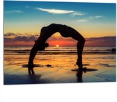 Dibond - Vrouw in Yoga Positie op het Strand bij Ondergaande Zon - 100x75 cm Foto op Aluminium (Met Ophangsysteem)