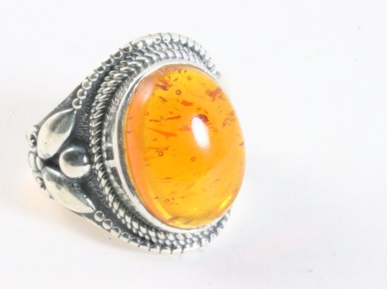 Zware bewerkte zilveren ring met amber