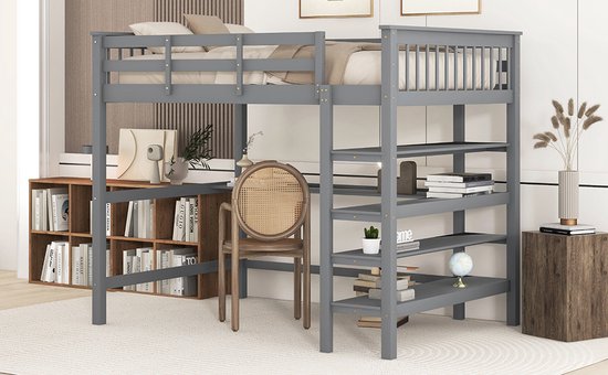 Grijze hoogslaper met bureau en open kasten, opgemaakt bed, stoel.