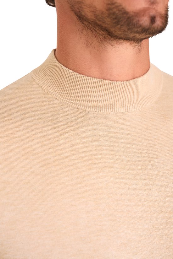 Beige coltrui met ribgebreide kraag, close-up.