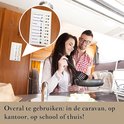 Man en vrouw in caravan, met planbord waarop tanden poetsen, aankleden en kamer opruimen staan.