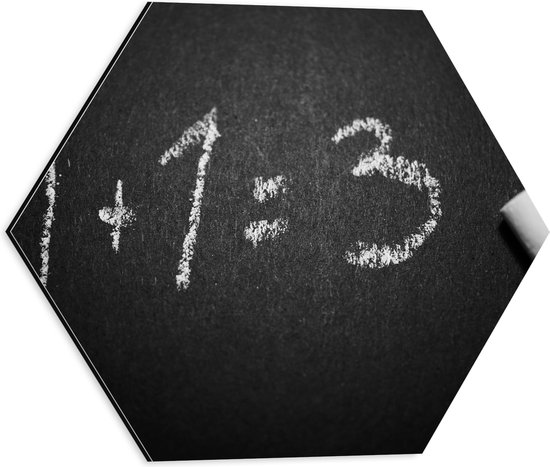 Dibond Hexagon - 1+1=3 met Krijt Geschreven op Krijtbord - 40x34.8 cm Foto op Hexagon (Met Ophangsysteem)