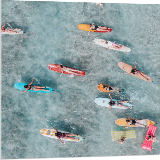 Acrylglas - Bovenaanzicht van Groep Surfers op Verschillende Kleuren Planken - 80x80 cm Foto op Acrylglas (Met Ophangsysteem)