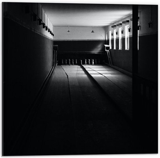 Dibond - Bowlingbaan in het Donker (Zwart-wit) - 50x50 cm Foto op Aluminium (Met Ophangsysteem)
