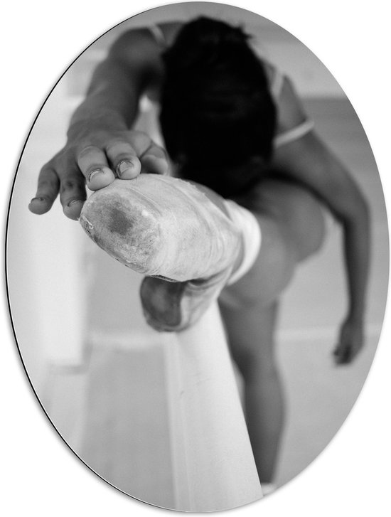 Dibond Ovaal - Ballerina met Been op Balk (Zwart-wit) - 60x80 cm Foto op Ovaal (Met Ophangsysteem)