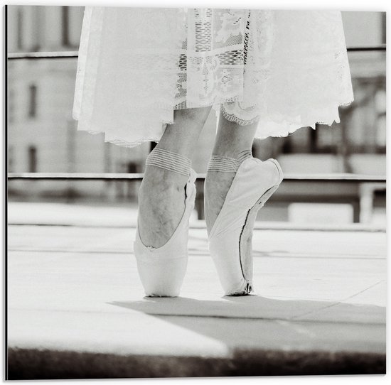 Dibond - Ballerina in Witte Kanten Jurk op Spitzen (Zwart-wit) - 50x50 cm Foto op Aluminium (Met Ophangsysteem)