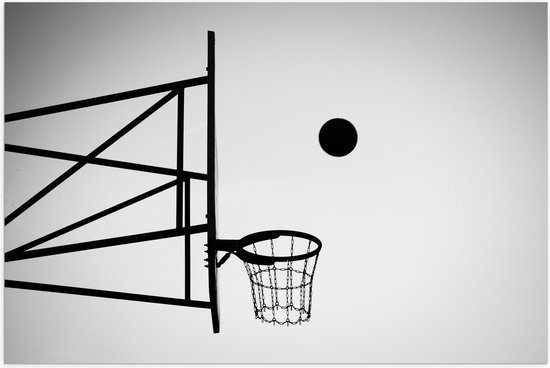 Poster Glanzend – Bal Vallend in Basket (Zwart-wit) - 120x80 cm Foto op Posterpapier met Glanzende Afwerking