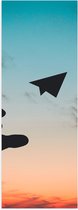 Poster (Mat) - Vliegtuigje - Papier - Lucht - Hand - Gooien - Zonsondergang - 20x60 cm Foto op Posterpapier met een Matte look